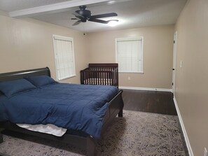 3 bedrooms, iron/ironing board, free WiFi, bed sheets