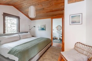 1 bedroom, iron/ironing board, travel crib, free WiFi - Historic Cecil Sly House, Salt Hot Tub, Electric Charger, in Downtown (Bend)