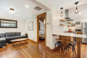 Interior - Historic Cecil Sly House, Salt Hot Tub, Electric Charger, in Downtown (Bend)