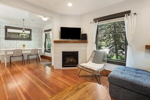 Smart TV, fireplace, books - Historic Cecil Sly House, Salt Hot Tub, Electric Charger, in Downtown (Bend)