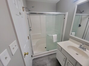 Een douche, een bubbelbad, een haardroger, handdoeken