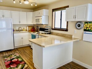 Refrigerador, microondas, horno y parrilla de estufa 