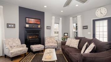 Smart TV, fireplace, stereo