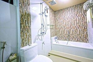 Deluxe Double Room, 2 Bedrooms, Non Smoking, Beach View | Bathroom