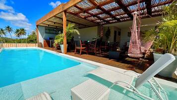 Kolam renang indoor dan kolam renang outdoor, dengan payung kolam renang