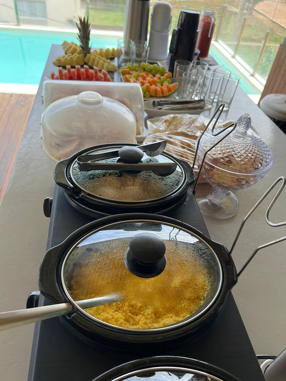 Montaje de bufé con diversos alimentos y aderezos.