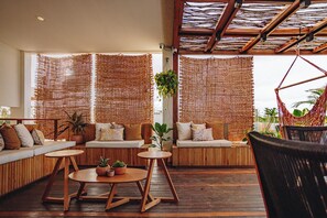 En 32-tommers TV med kabel-kanaler samt Netflix og strømmetjenester