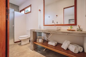 Familienzimmer | Badezimmer | Kostenlose Toilettenartikel, Handtücher, Shampoo, Toilettenpapier