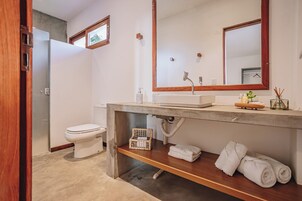 Habitación familiar | Baño | Artículos de higiene personal gratuitos, toallas y champú
