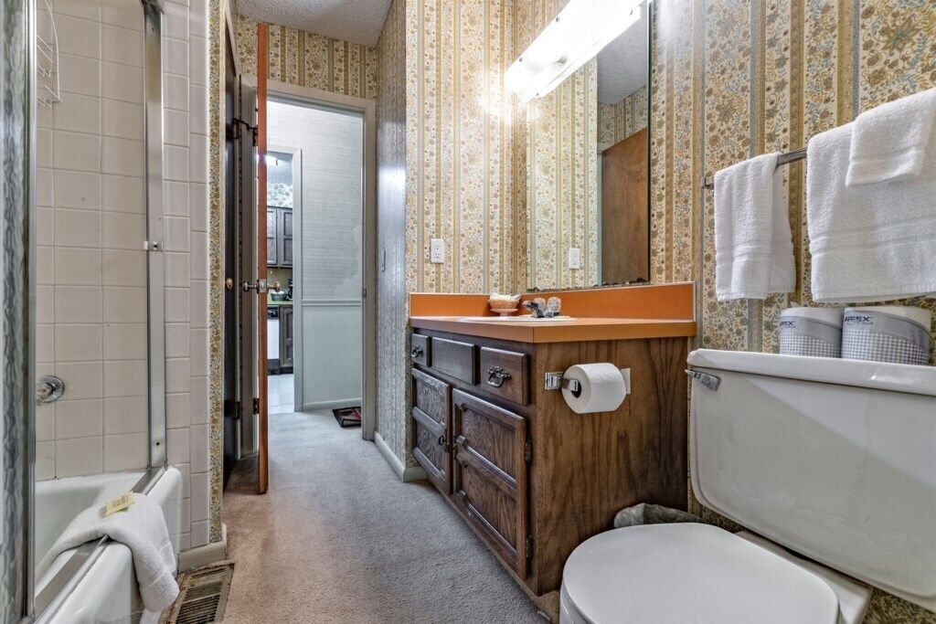 Bathtub, towels