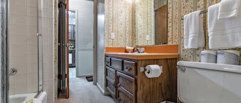 Bathtub, towels
