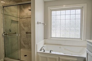 Bathtub, towels - 18932 - 32 Belleza Way (Hot Springs Village)
