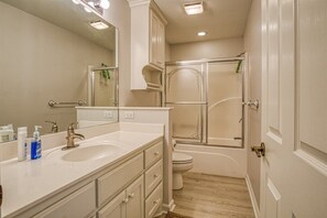 Bathtub, towels - 18932 - 32 Belleza Way (Hot Springs Village)