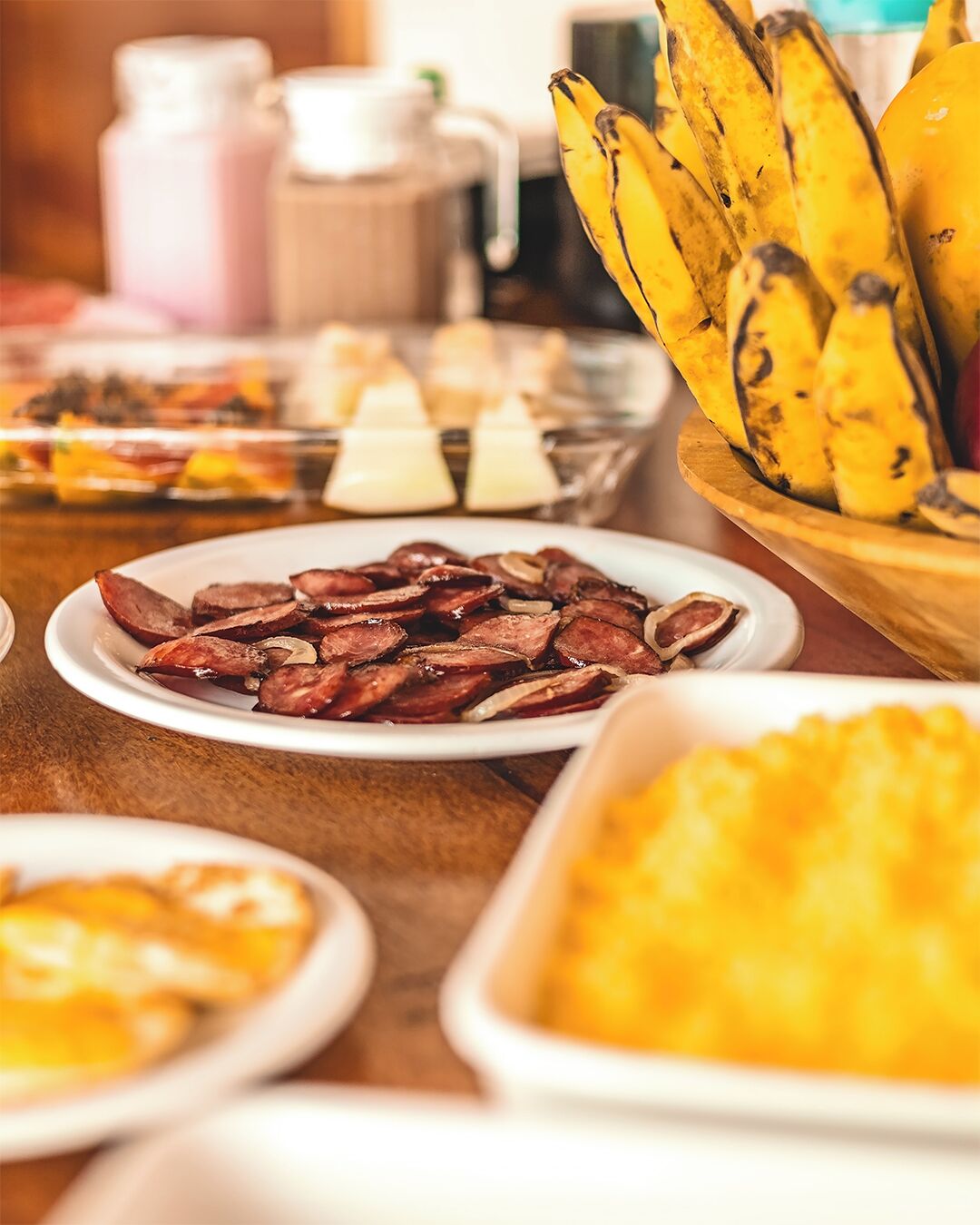 Ein Buffet mit verschiedenen Speisen, darunter Aufschnitt, eine Bananenschale und weitere Lebensmittel.