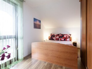 2 bedrooms, internet, bed sheets