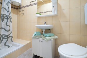 Een douche, handdoeken