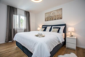 4 عدّة غرف نوم وخزنة داخل الغرفة ومكتب ومكواة/لوح كي