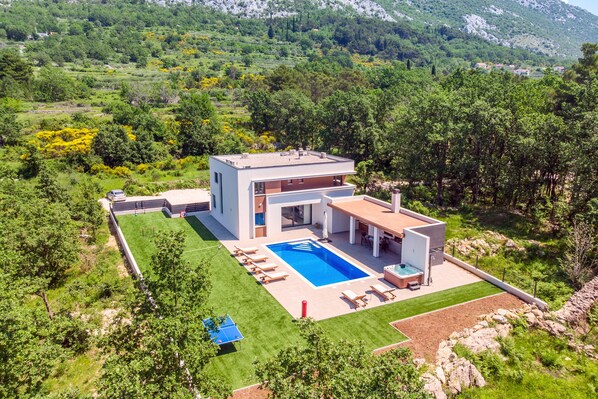 المنشأة من الخارج