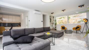 Smart TV, chimenea, videojuegos y futbolito