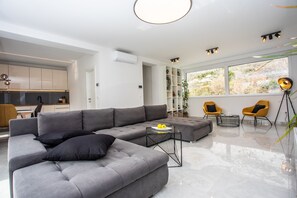 Smart TV, chimenea, videojuegos y futbolito
