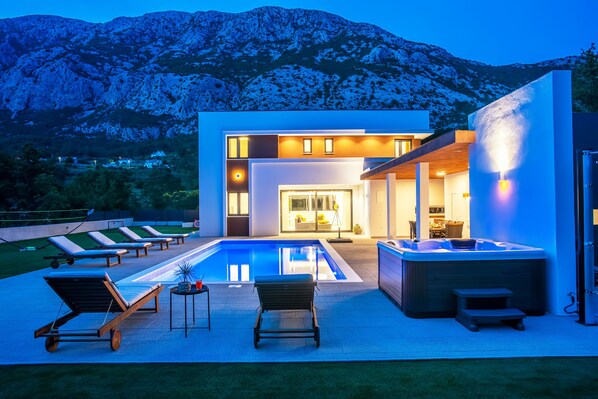 Outdoor pool, a heated pool