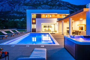 حمّام سباحة خارجي، حمّام سباحة مُدفَّأ