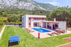 المنشأة من الخارج