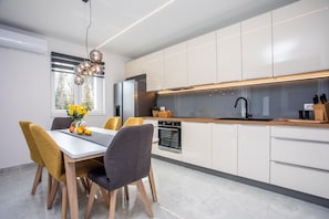 Refrigerador, microondas, horno y lavavajillas