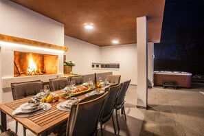 تناول الطعام بالخارج