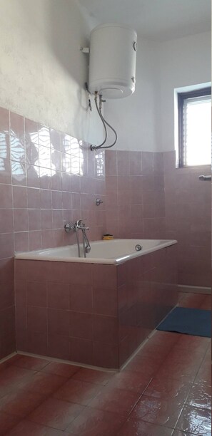 Een bad, een haardroger, handdoeken