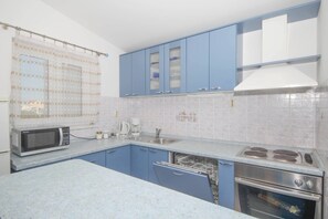 Kühlschrank, Ofen, Geschirrspüler, Wasserkocher