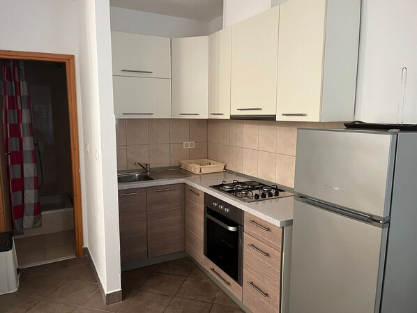 Fridge, oven, stovetop, coffee/tea maker