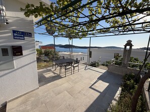 Outdoor dining - Apartments Sun Rogoznica - sea view A1 (Rogoznica)