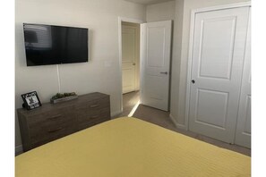 2 habitaciones, escritorio, tabla de planchar con plancha y wifi gratis 