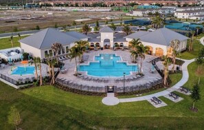 Una piscina al aire libre