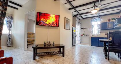 2 Bedroom gated Annex -pool, king & queen beds, free parking and wifi