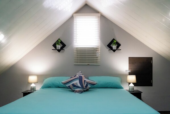 2 habitaciones, escritorio y tabla de planchar con plancha 