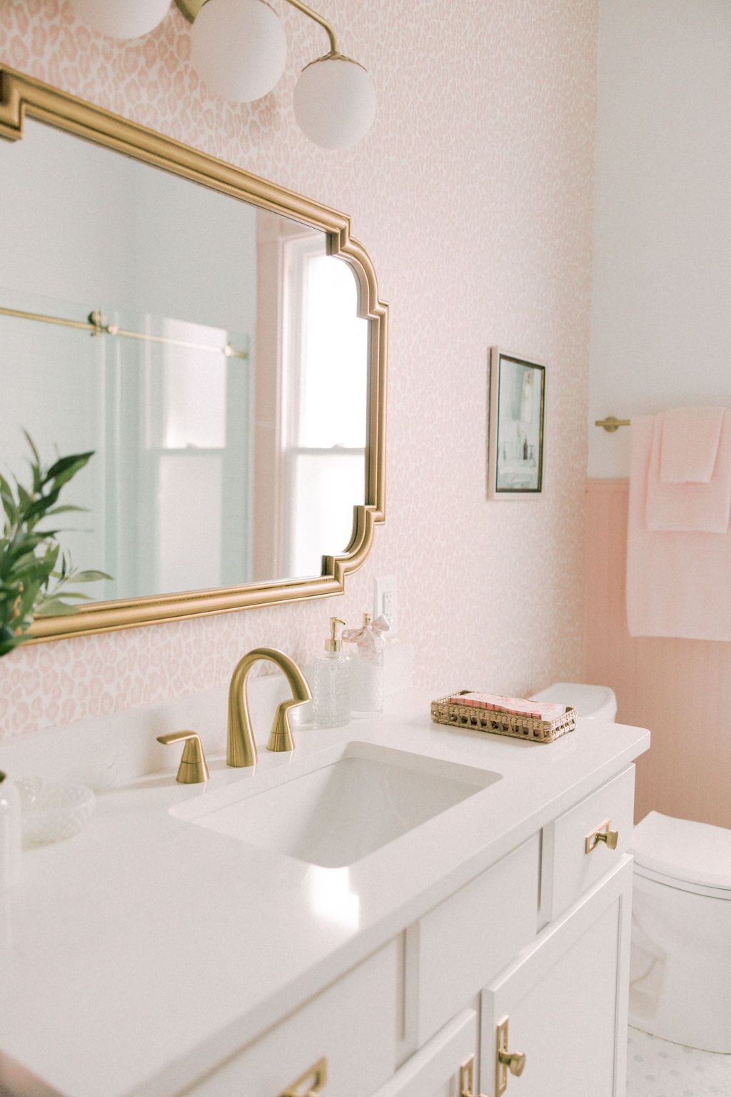 Regadera, tina de hidromasaje, secadora de cabello, toallas 