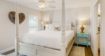 2nd-floor ocean-view condo with balcony, washer/dryer, & AC - close to the beach