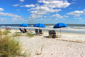 Beach nearby - Golf course-view condo near beach with pool & private deck - dog-friendly (Hilton Head)