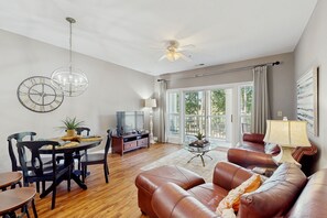 TV - Golf course-front condo with large balcony, W/D, pool & gym - serene view (Myrtle Beach)