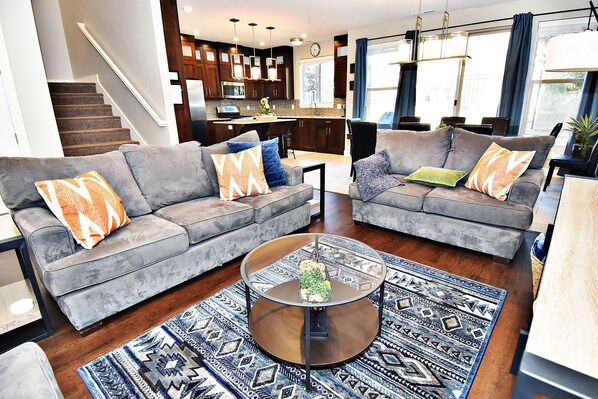 Téléviseur connecté, livres, chaîne audio, bureau