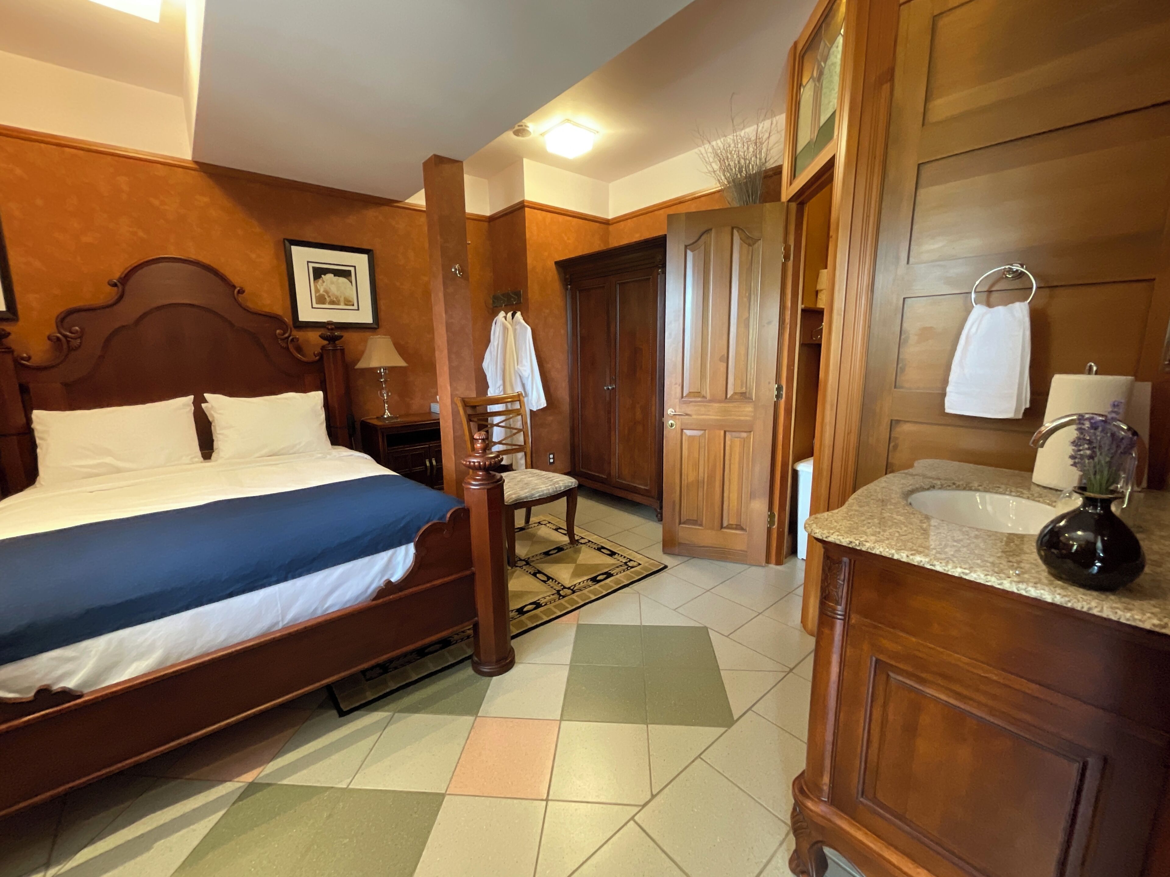 Habitació doble Comfort, vistes al jardí | Escriptori i espai de treball apte per a portàtils 