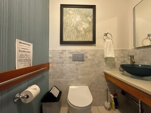 Deluxe Double Room, Mountain View | Bathroom | Separate bathtub and shower, rainfall showerhead, hair dryer, bathrobes - Blackbird Glen Bed and Breakfast (Kelowna)