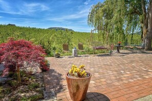 Comfort Double Room, Garden View | Garden view - Blackbird Glen Bed and Breakfast (Kelowna)