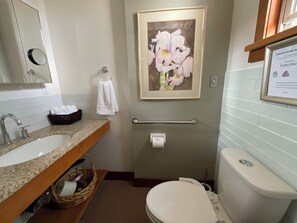 Comfort Double or Twin Room | Bathroom | Separate bathtub and shower, rainfall showerhead, hair dryer, bathrobes - Blackbird Glen Bed and Breakfast (Kelowna)