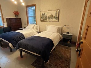 Comfort-Doppel- oder -Zweibettzimmer | Schreibtisch, laptopgeeigneter Arbeitsplatz, Bügeleisen/Bügelbrett