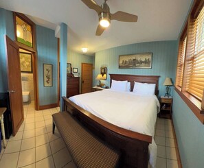 Deluxe Double Room, Mountain View | Desk, laptop workspace, iron/ironing board, free WiFi - Blackbird Glen Bed and Breakfast (Kelowna)