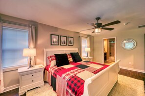 4 bedrooms, desk, iron/ironing board, travel cot - Blissful Mountain Cabin, Close To It all + Hot Tub (Boone)