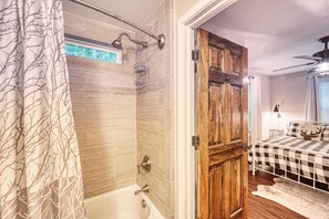 Badekar, hårføner, håndklær og såpe